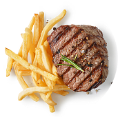 Grilovani biftek sa pomfritom na belom tanjiru