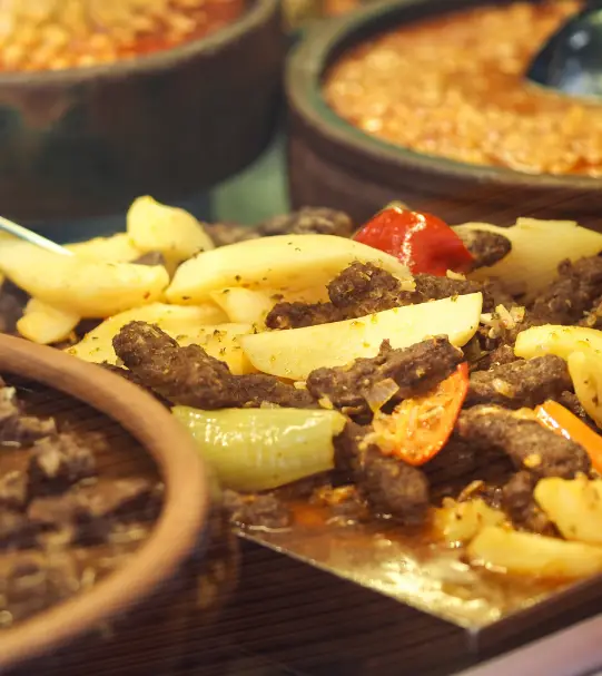 Mesano meso sa povrćem, krompir i paprika.