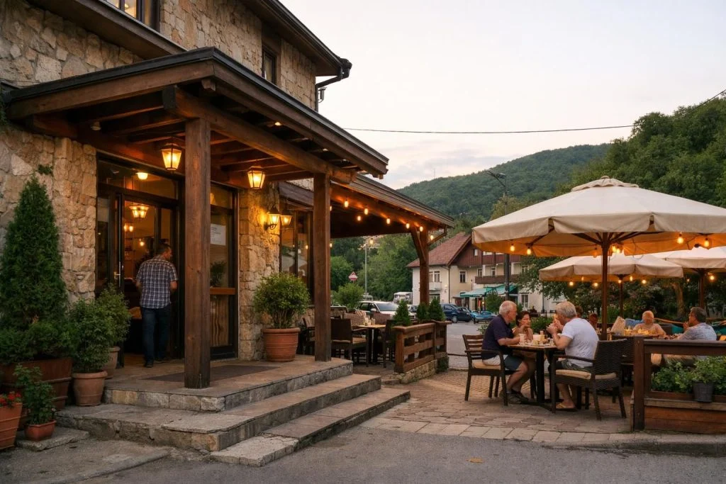 Terasa restorana sa suncobranima i gostima uveče